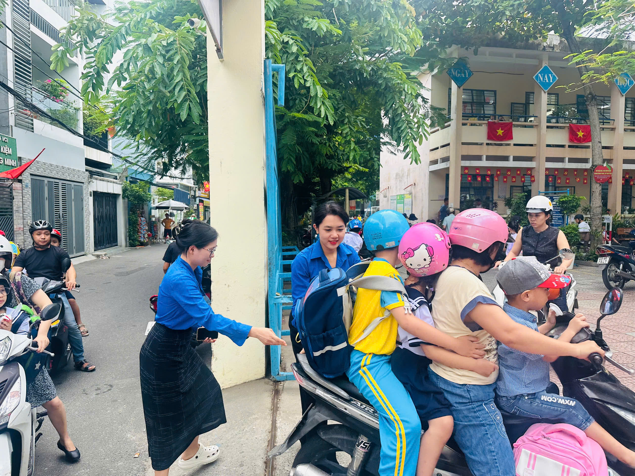 Chi đoàn Lê Quang Sung với phong trào "Cổng trường bình yên"
